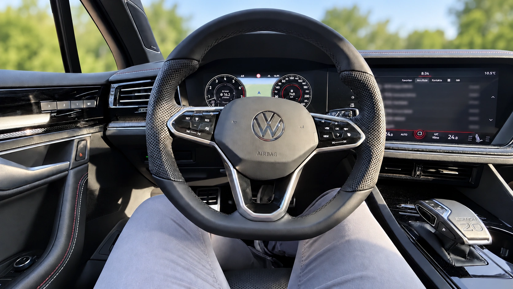 Innovision Cockpit mit originalem Volkswagen R-Line Lenkrad und EDITION 20 Wählhebel; Umgebung und private Displayinhalte anonymisiert
